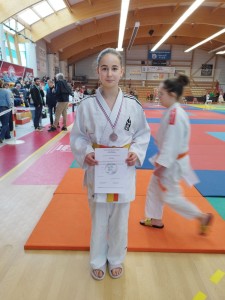 Léane avec sa médaille